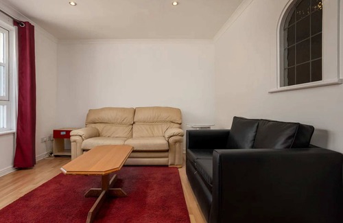 Bonnington Apartment | Stylish 2 Bedroom Apartment Near the City Centre