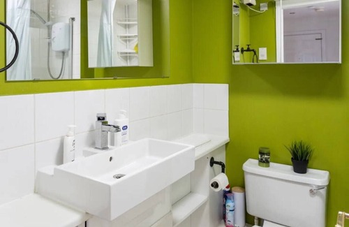 Bonnington Apartment | Stylish 2 Bedroom Apartment Near the City Centre