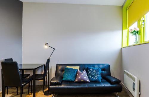 Wigan Apartment | Stylish 2 Bedroom Apartment in Central Wigan by MDGC Developments Ideal For Weekends Away and Business Guests