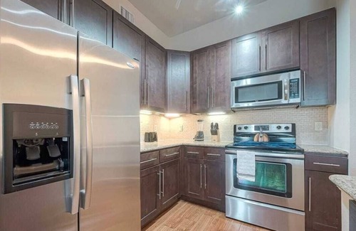 Astrodome Apartment | Stylish 2 bedroom Apt in Vibrant Houston with 2 King Beds and Great Amenities!