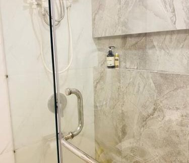 Taguig Apartment | Stylish 2 Bedroom Condo Near BGC and Airport with Fast WiFi