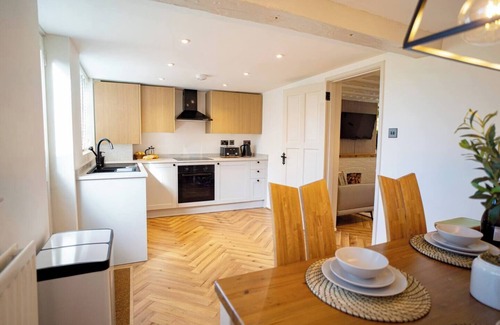 Ribbesford Cottage | Stylish 2 Bedroom Cottage with Hot Tub and Parking