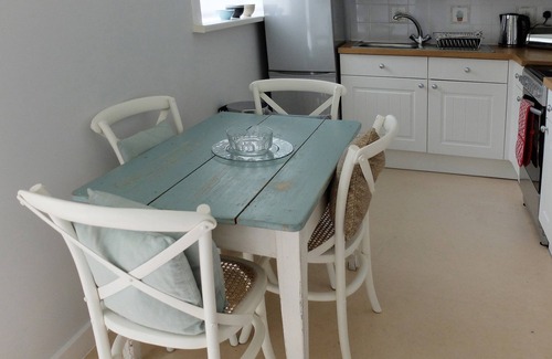 Mawgan Porth Cottage | Stylish 2 bedroom cottage sleeping 4 in North Cornwall with onsite facilities