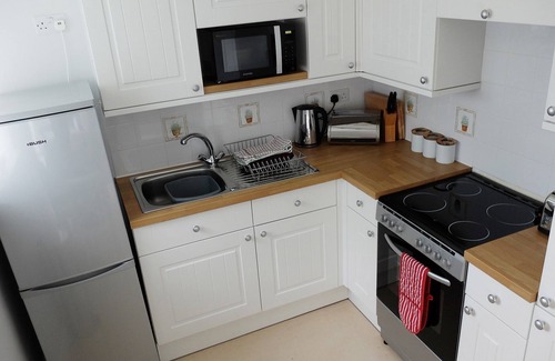 Mawgan Porth Cottage | Stylish 2 bedroom cottage sleeping 4 in North Cornwall with onsite facilities