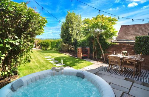Bewdley House | Stylish 2 Bedroom Cottage With Hot Tub And Parking