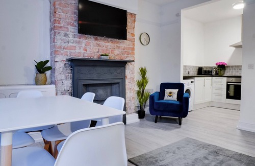 Birkenhead Apartment | Stylish 2 bedroom flat near Liverpool City Centre