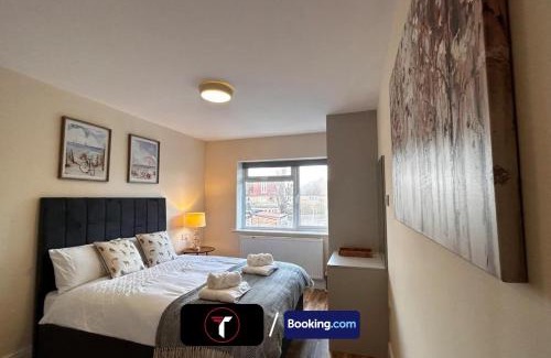 Watford Apartment | Stylish 2 Bedroom Flat By Tara Stays Short Lets & Serviced Accommodation Watford With Free Parking & Nearby Warner Studios