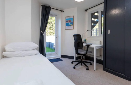 Hackney Downs Apartment | Stylish 2 Bedroom Flat with Large Private Garden