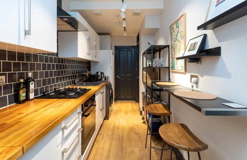 Hackney Downs Apartment | Stylish 2 Bedroom Flat with Large Private Garden