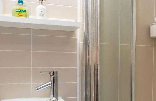 Hackney Downs Apartment | Stylish 2 Bedroom Flat with Large Private Garden
