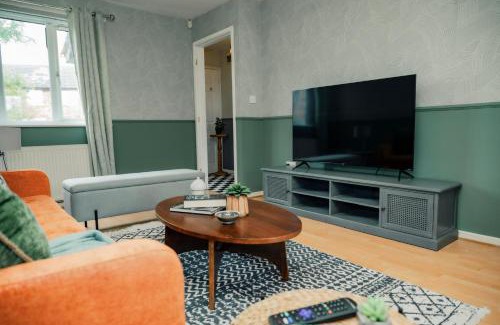 Bradford House | Stylish 2-Bedroom Home Perfect for Families and Couples