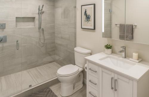 Crosstown Apartment | Stylish 2 Bedroom Oasis in a Trendy Urban Enclave