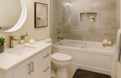 Crosstown Apartment | Stylish 2 Bedroom Oasis in a Trendy Urban Enclave