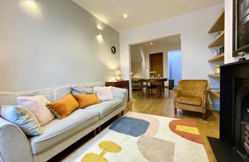 Brighton City Centre Apartment | Stylish 2-bedroom Townhouse next to Brighton Station