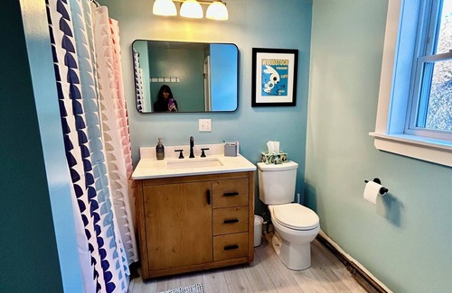 Bernardston House | Stylish 2-bedroom townhome with WiFi, AC near private schools.