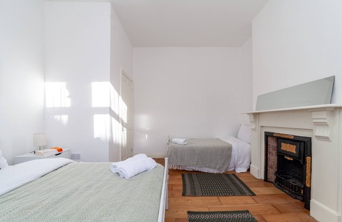 Mapesbury Apartment | Stylish 2 Bedroom, Zone2, Sleeps 7, Free Parking
