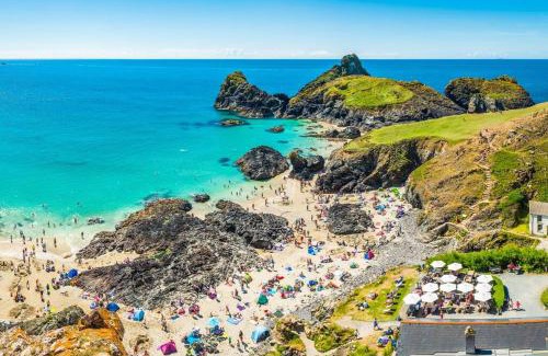 Paul House | Stylish 2-BR cottage near Mousehole - garden and and parking