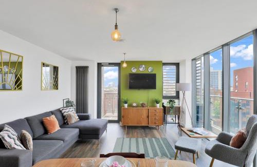 Tower Hamlets Apartment | Stylish 2 BR Near Queen Mary Uni & Central London