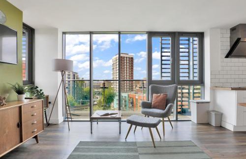 Tower Hamlets Apartment | Stylish 2 BR Near Queen Mary Uni & Central London