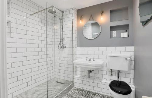 Tower Hamlets Apartment | Stylish 2 BR Near Queen Mary Uni & Central London