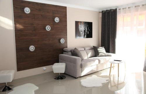 Fabron Apartment | Stylish 2 Room Flat 60 meters to the beach