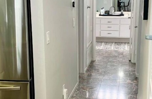 Valencia Condo | Stylish 2bd/2ba condo 4 miles from Six Flags! Sleeps 6