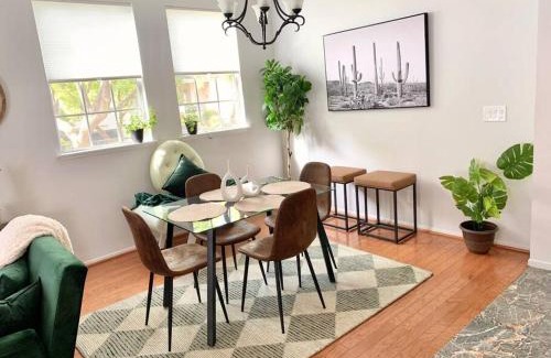 Valencia Apartment | Stylish 2bd/2ba condo 4 miles from Six Flags!