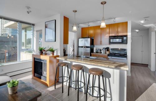 Crosstown Apartment | Stylish 2BD Condo in Downtown with Marina View