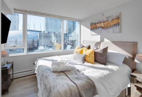 Crosstown Apartment | Stylish 2BD Condo in Downtown with Marina View