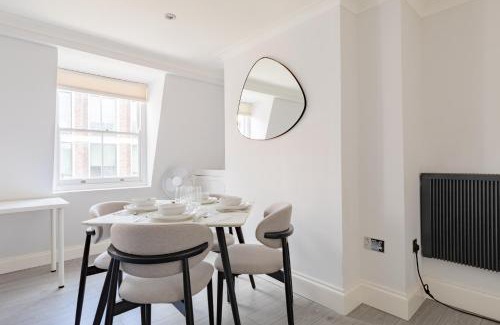 Royal Borough of Kensington and Chelsea Apartment | Stylish 2BD Flat in the Heart of Kensington