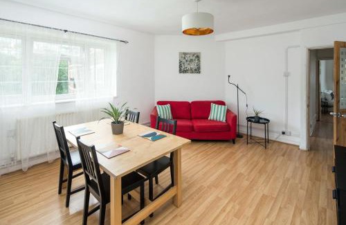 St. Dunstan's Apartment | Stylish 2BD Flat with Balcony Near Stepney Green
