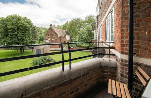 St. Dunstan's Apartment | Stylish 2BD Flat with Balcony Near Stepney Green