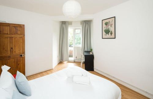 St. Dunstan's Apartment | Stylish 2BD Flat with Balcony Near Stepney Green