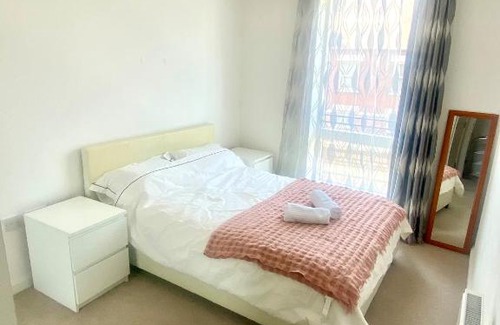 Queen's Park Apartment | Stylish 2bed2bath flat roof garden city view