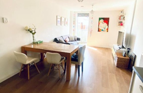 Queen's Park Apartment | Stylish 2bed2bath flat roof garden city view