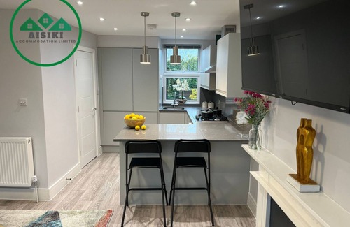 North Finchley Apartment | Stylish 2Bedroom/2Bathroom Pet Friendly Duplex Flat with FREE WIFI