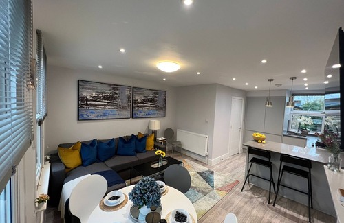 North Finchley Apartment | Stylish 2Bedroom/2Bathroom Pet Friendly Duplex Flat with FREE WIFI