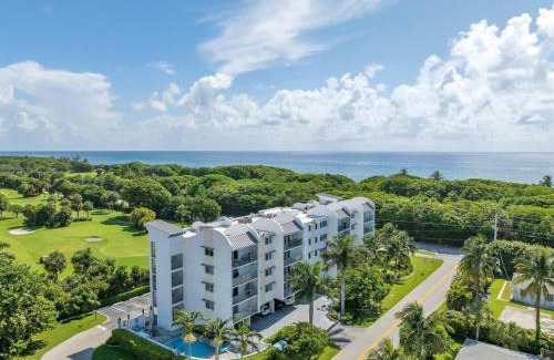 Boca Raton Apartment | Stylish 2BR, 2BA Apartment with Balcony & Pool - Just Steps from the Beach