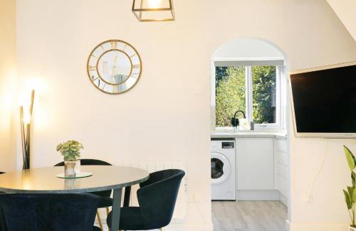 Aylesbury House | Stylish 2BR Aylesbury Home, Sleeps 4, Parking, Work, Leisure, Friendly