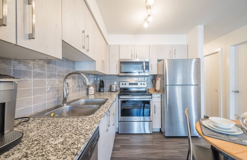 Calgary Condo | Stylish 2BR condo, AC/UG PRKG, 10 mins to YYC