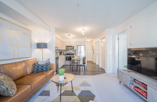 Calgary Condo | Stylish 2BR condo, AC/UG PRKG, 10 mins to YYC