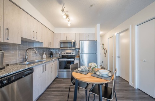 Calgary Condo | Stylish 2BR condo, AC/UG PRKG, 10 mins to YYC