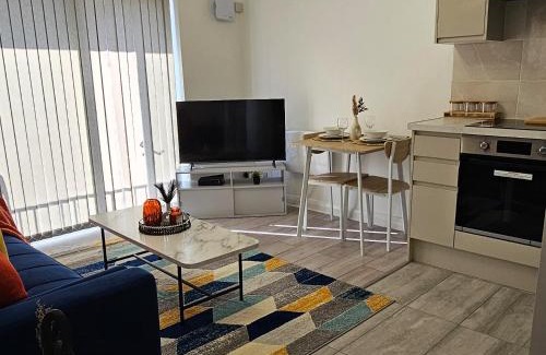 Grays Apartment | Stylish 2BR Condo in Grays, close to Lakeside, Tilbury Docks and London City