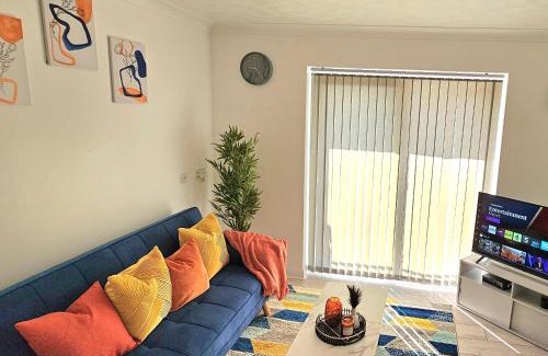 Grays Apartment | Stylish 2BR Condo in Grays, close to Lakeside, Tilbury Docks and London City