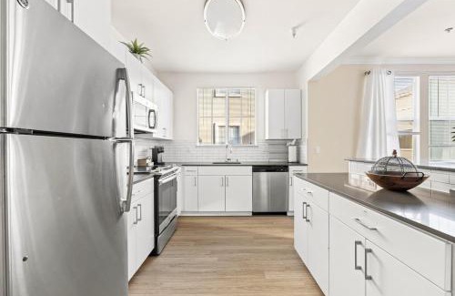 Valencia Apartment | Stylish 2BR Condo with Amenities Near Six Flags