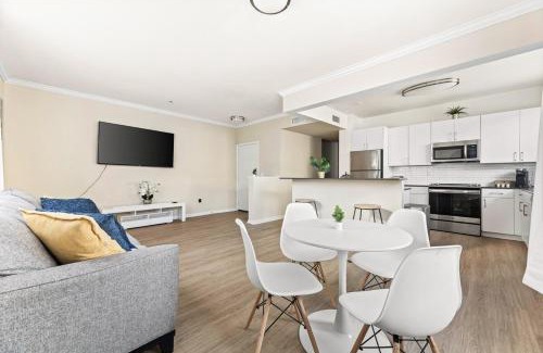 Valencia Apartment | Stylish 2BR Condo with Amenities Near Six Flags
