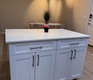 Valencia Apartment | Stylish 2BR Condo with Amenities Near Six Flags