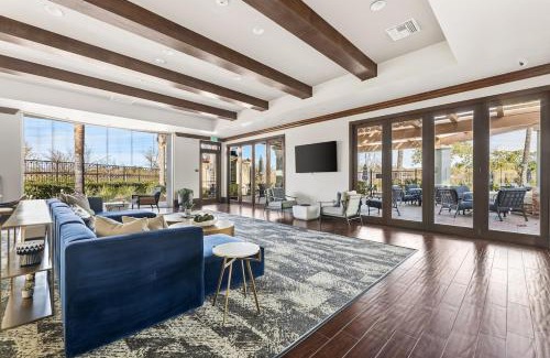 Valencia Apartment | Stylish 2BR Condo with Amenities Near Six Flags