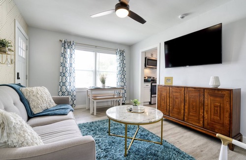 Charlotte House | Stylish 2BR Duplex In The City. Ideal For Small Groups.