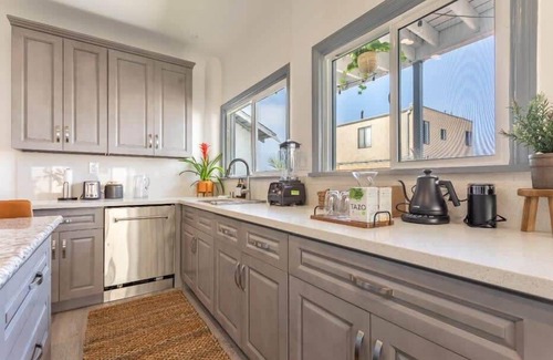 El Porto Apartment | Stylish 2BR Family Suite in Manhattan Beach